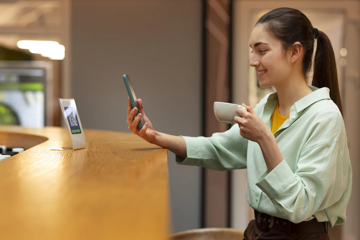 Clienta escaneando el código QR de un menú digital